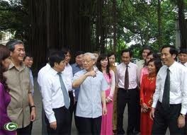 Nguyen Phu Trong visite la rédaction du journal Nhân Dân