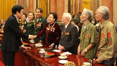 Truong Tan Sang reçoit des anciens combattants des troupes d’élite