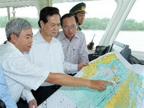 Nguyen Tan Dung inspecte le chantier du port Lach Huyên à Hai Phong