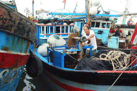 Pêcheurs de Hoàng Sa et Truong Sa avec les garde-frontières