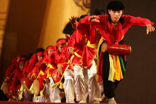 L'amour de Hanoï commence avec les anciennes danses