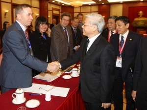 Le SG du PCV Nguyên Phu Trong rencontre les délégués de vietnamologie