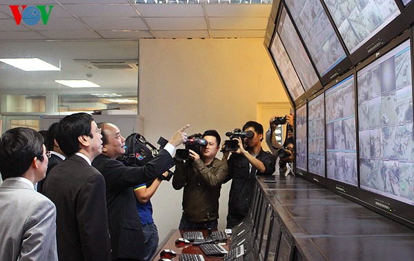 Le vice-Premier ministre Nguyen Xuan Phuc rend visite à VOV 