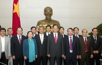 Le PM Nguyen Tan Dung travaille avec la CGT