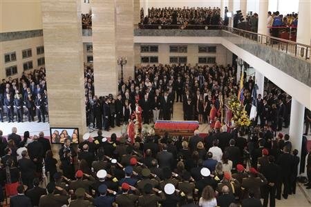 Funérailles de Chavez : "La lutte continue", clame le président par intérim