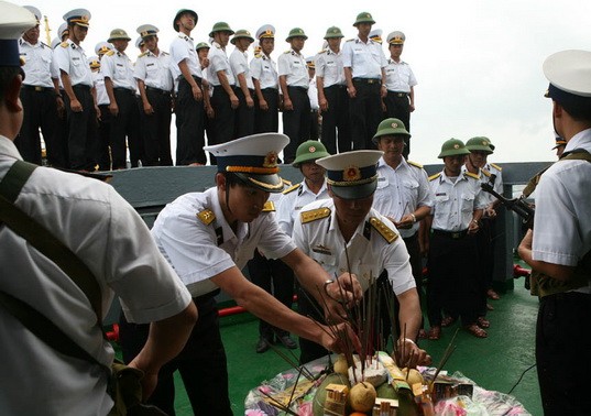Hommage aux soldats vietnamiens sacrifiés pour défendre l’archipel de Truong Sa