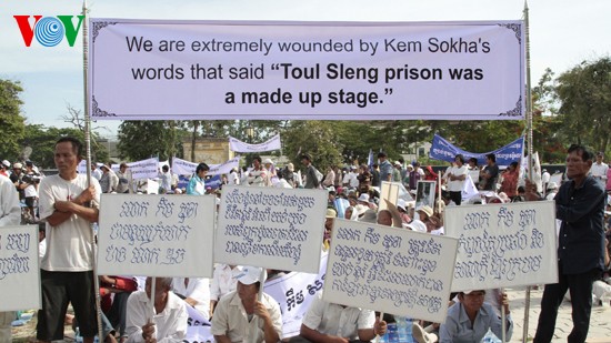 Les Cambodgiens manifestent comme l’opposition qui dénature l’histoire