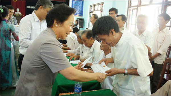La vice-présidente Nguyen Thi Doan offre des cadeaux aux familles méritantes de Quang Binh