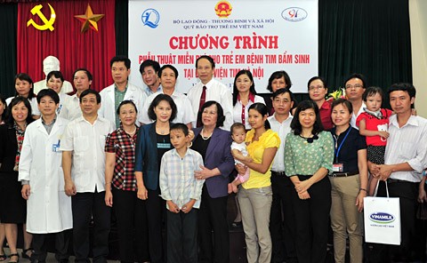 Vice-présidente de l'Assemblée nationale visite l'hopital cardiovasculaire de Hanoi 