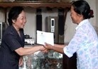 La vice-présidente Nguyen Thi Doan distribue des cadeaux aux familles méritantes