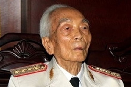 Le SG Nguyên Phu Trong formule des voeux de longévité au général Vo Nguyên Giap