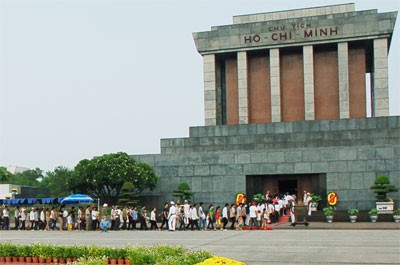 52 mille personnes rendent hommage au président Ho Chi Minh en son mausolée