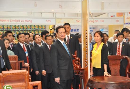 Nguyen Tan Dung au salon et au sommet de l’investissement et du commerce ASEAN-Chine
