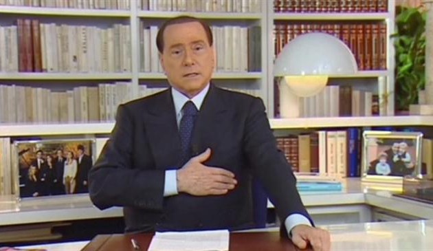 Silvio Berlusconi a annoncé qu'il resterait sur la scène politique