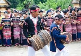 Les Cham H’roi et leur danse du tambour en duo 