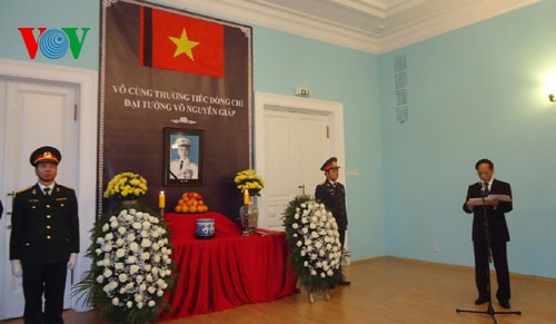 Hommages au général Giap organisés par les représentations du Vietnam à l'étranger