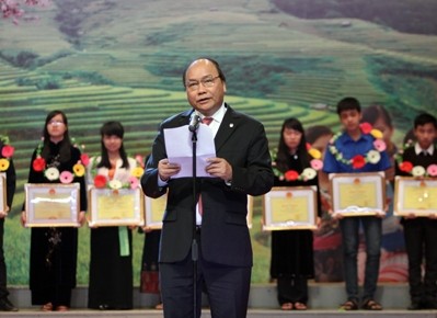 Le vice-Premier Ministre Nguyen Xuan Phuc honore les élèves issus de minorités ethniques