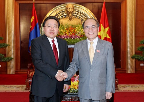 Le président de l’Assemblée Nationale Nguyên Sinh Hung reçoit le président mongol Tsakhiagiyn Elbegd