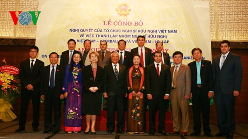 Les groupes parlementaires d’amitié Vietnam-Grèce et Vietnam-Azerbaijan ont vu le jour