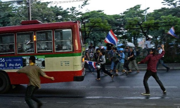 Thaïlande: un mort à Bangkok, l'affrontement politique tourne à la violence