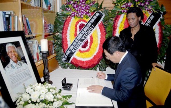 Pham Binh Minh rend hommage à l’ancien président sud-africain