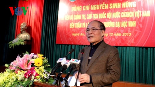 Le président de l’Assemblée Nationale visite l’Université de Vinh