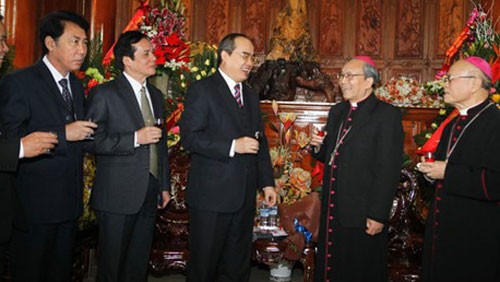 Noël : les dirigeants vietnamiens présentent leurs voeux aux chrétiens
