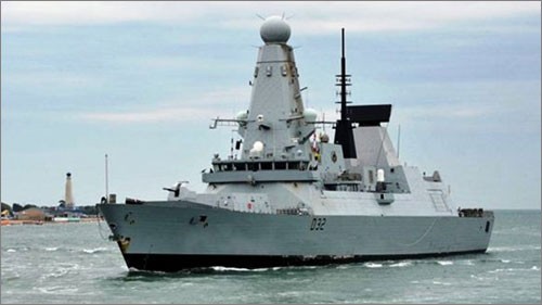Le destroyer Daring de la Marine royale britannique quitte Danang