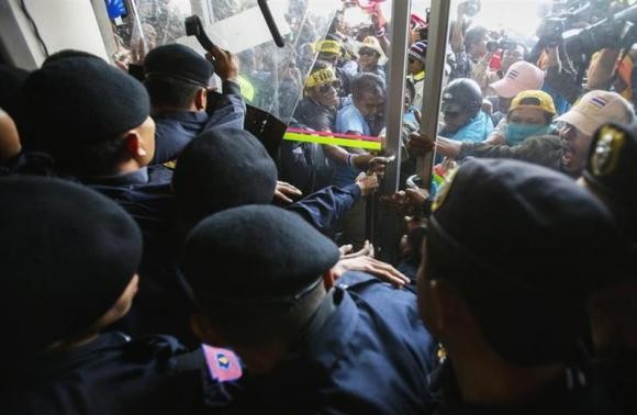 Thaïlande: la police lance des grenades lacrymogènes sur les manifestants