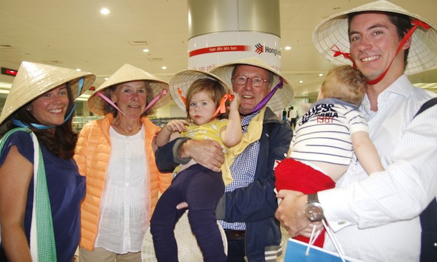 Cérémonie d’accueil des premiers touristes étrangers de 2014 ont lieu dans plusieurs villes