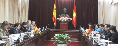 Nguyen Sinh Hung reçoit une délégation de sénateurs espagnols