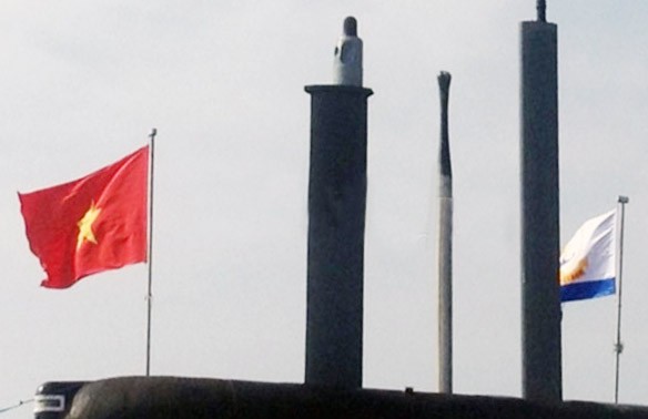 Hissement du drapeau national sur le sous-marin Hanoï