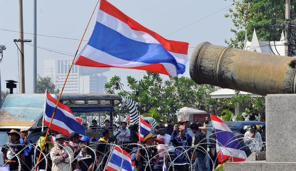 Thaïlande: un leader pro-gouvernement blessé, l’opposition reste dans la rue