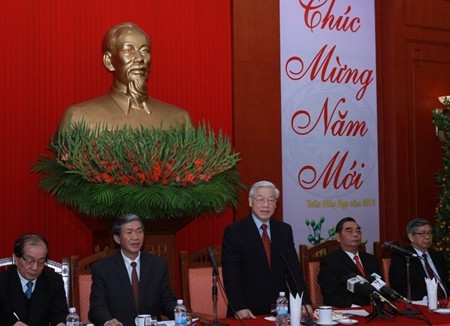 Le secrétaire général Nguyen Phu Trong présente ses voeux du Tet aux intellectuels et artistes