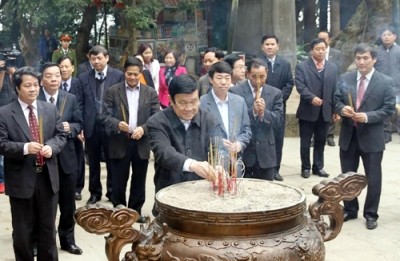 Le président Truong Tân Sang à la mémoire des rois Hùng fondateurs du pays