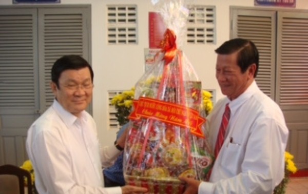 Le président Truong Tan Sang souhaite un Tet joyeux aux ouvriers