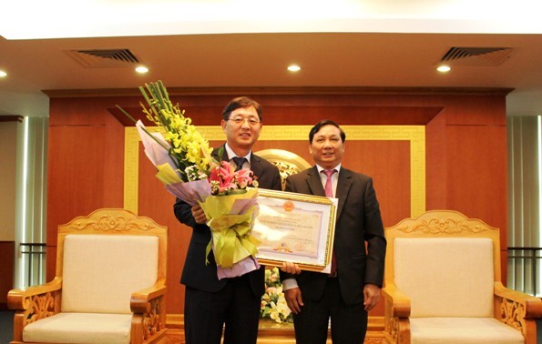 Le conseiller de l’ambassade sud-coréenne à Hanoï à l’honneur