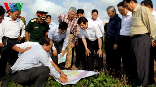 Truong Tân Sang inspecte les digues maritimes dans le delta du Mékong