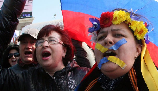 Plusieurs milliers de pro-russes manifestent en Ukraine