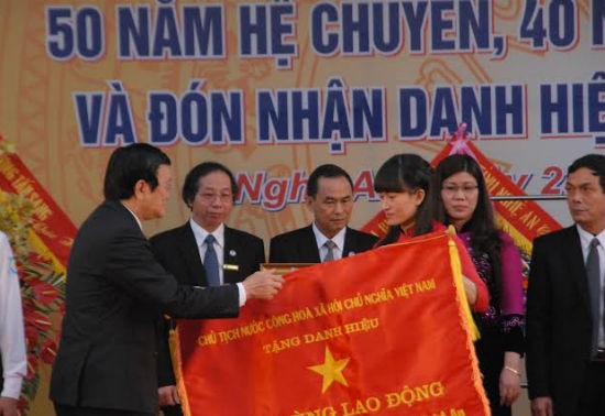 Truong Tan sang a remis le titre « Héro du travail » au lycée à option Phan Boi Chau