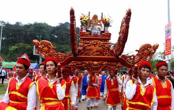 La procession de palanquins vers le temple des rois Hung 
