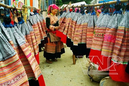 Les tenues artisanales des femmes Mong