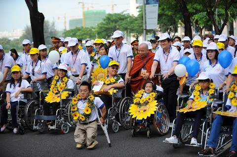 Truong Tan Sang rencontre des personnes handicapées exemplaires