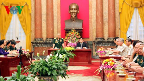 Le président Truong Tân Sang reçoit les anciens combattants de Truong Son