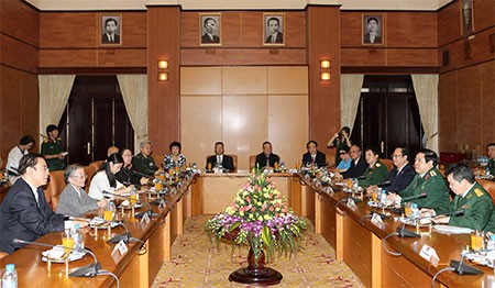 Phùng Quang Thanh reçoit la délégation des familles d’anciens conseillers militaires chinois
