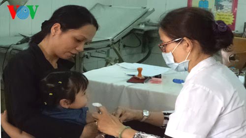 Un vice-ministre de la Santé inspecte la prévention de la rougeole à Thanh Hoa 