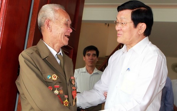 Le président Truong Tan Sang rencontre les anciens combattants de la bataille de Dien Bien Phu