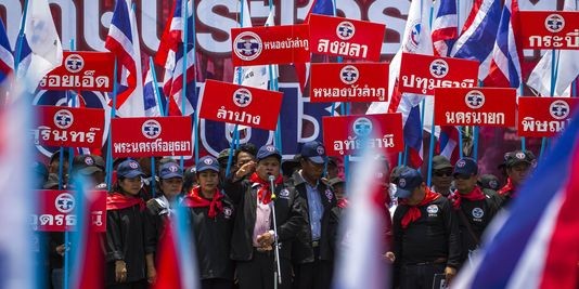 Thaïlande: les partisans du gouvernement dans la rue