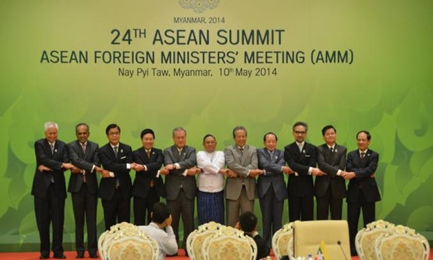 Le vice-PM Pham Binh Minh répond à la presse sur les résultats du 24ème sommet de l’ASEAN