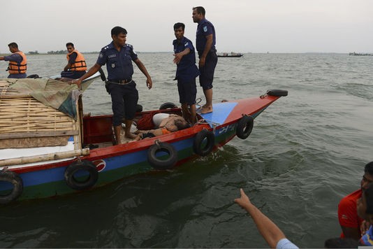 Bangladesh: un ferry avec plusieurs centaines de passagers fait naufrage